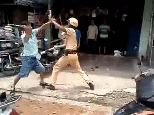 Cảnh đánh nhau giữa trung úy Phúc và thượng sĩ Văn Thành Luân. Ảnh trích từ clip